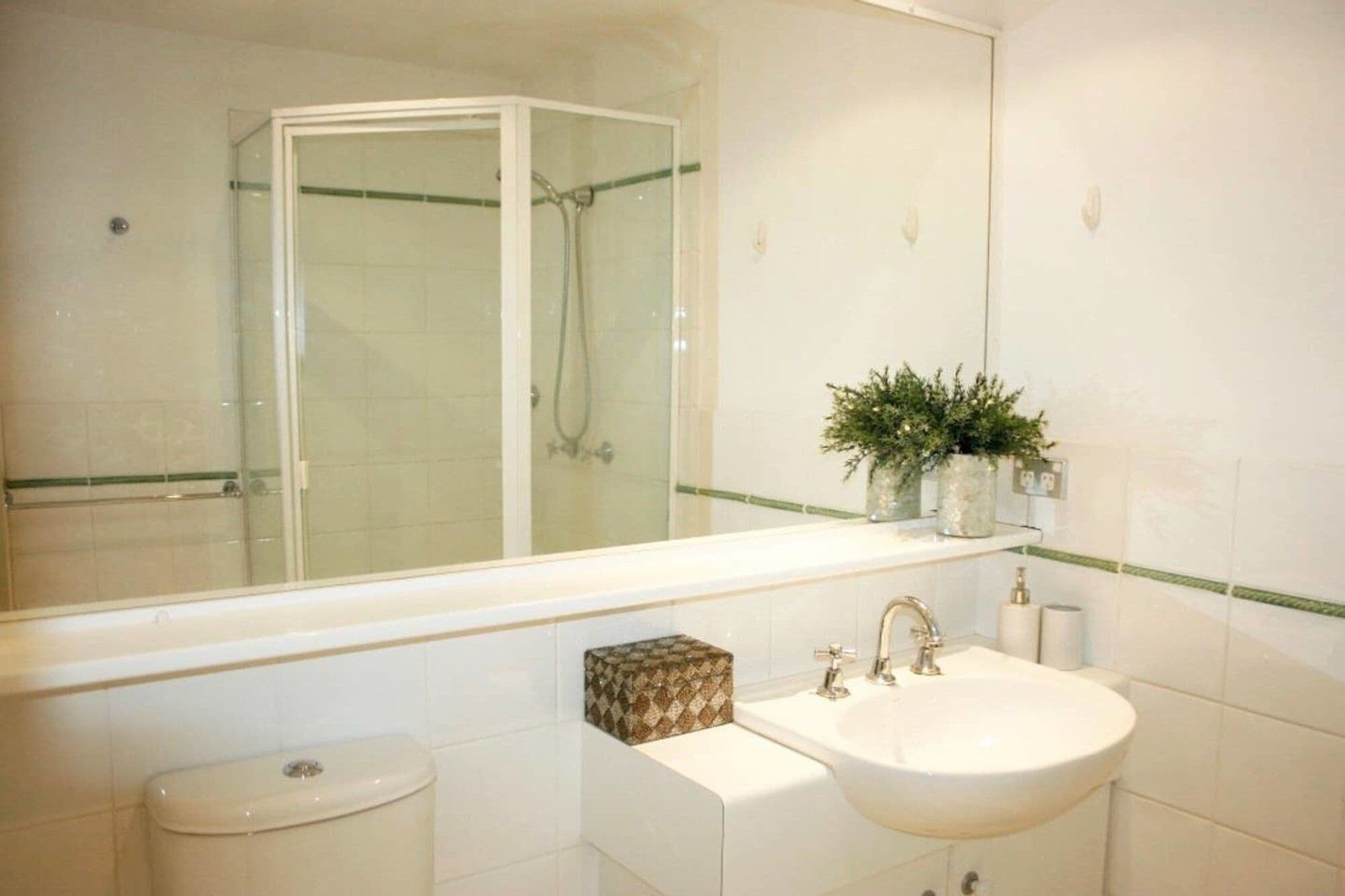 2BR Beautiful River Retreat Poolwinegymnetflix