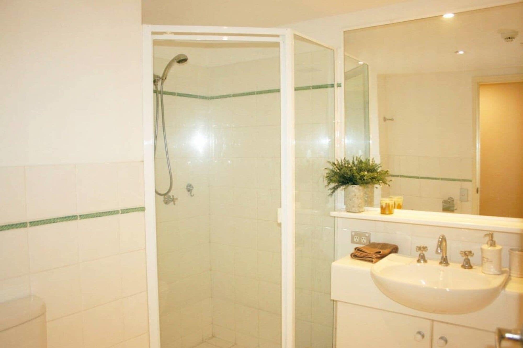 2BR Beautiful River Retreat Poolwinegymnetflix