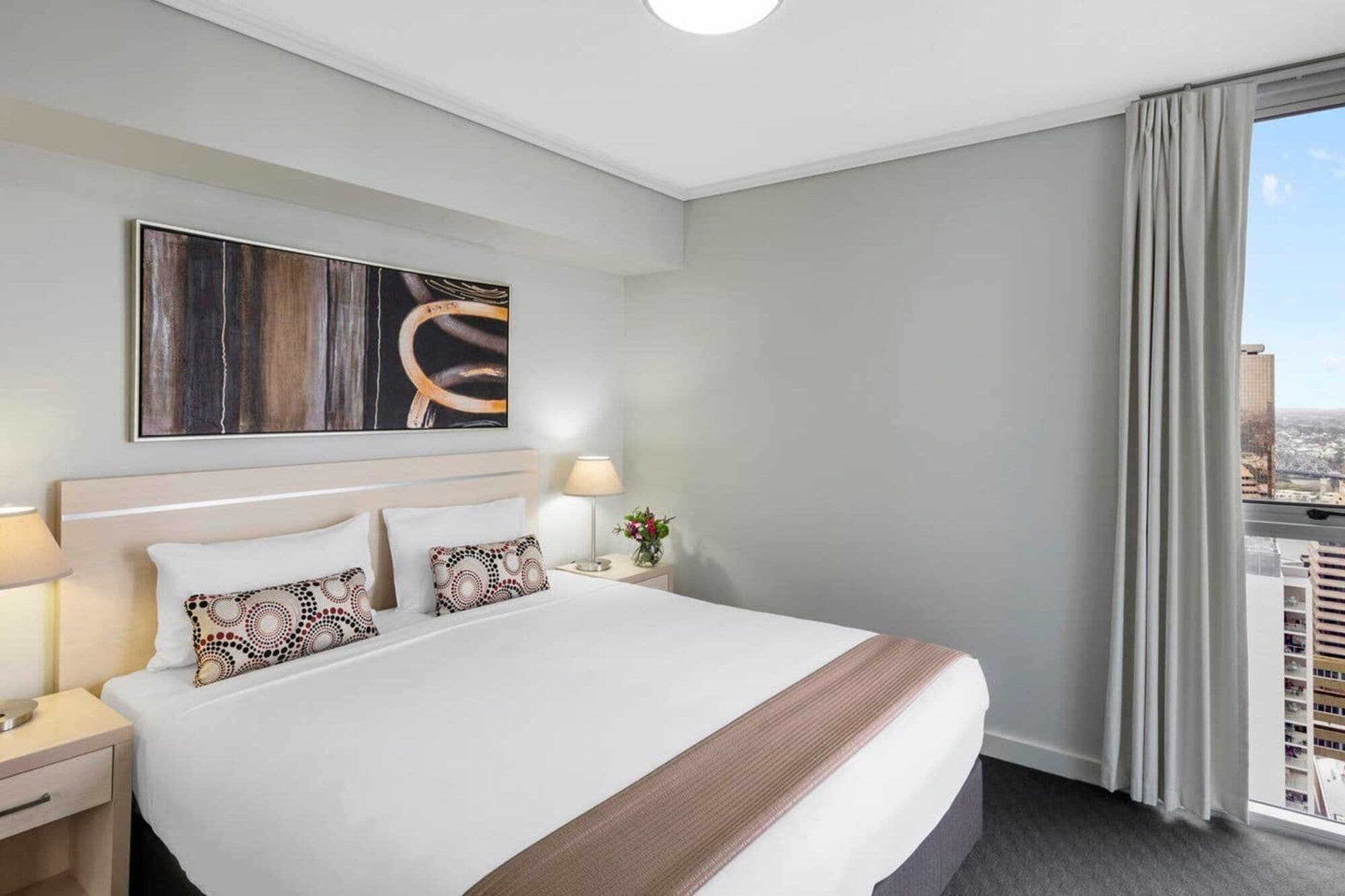 2BR Epic Views CBD 2 Cars Poolwinegymnetflix