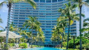 2 outdoor pools