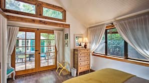 2 bedrooms, laptop workspace, iron/ironing board, free WiFi