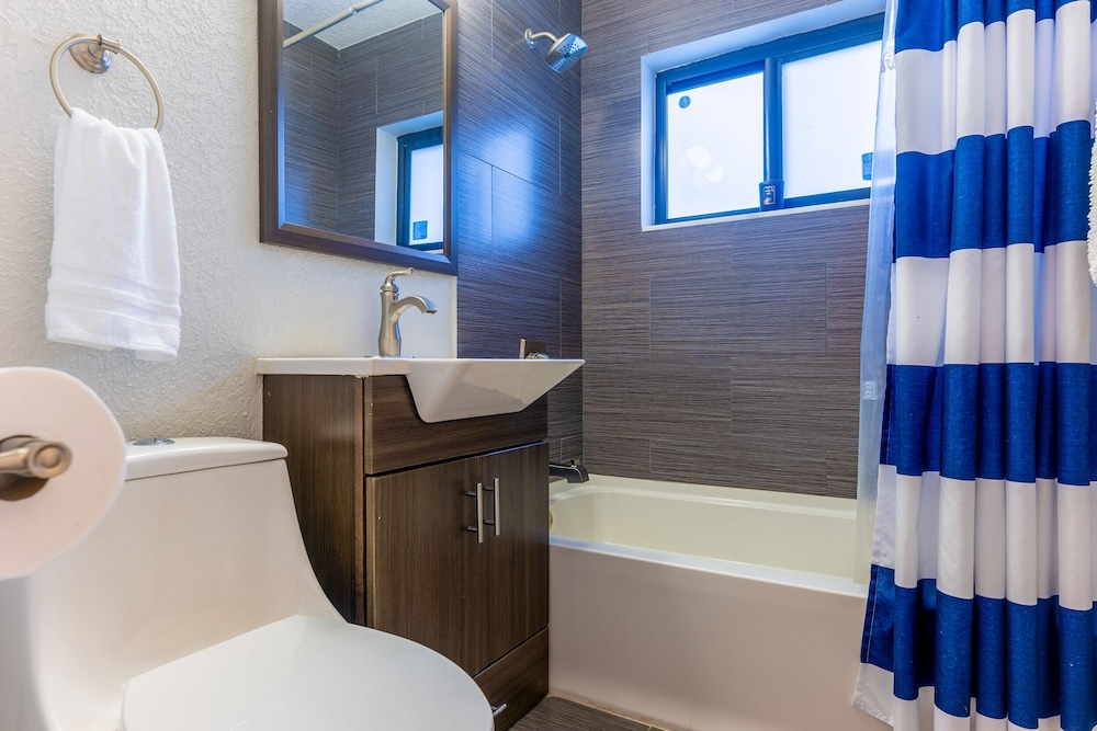 Magic City House Miami 3/2 Gated Parking/KING BED!