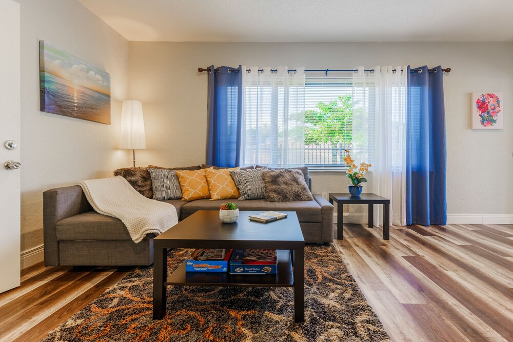 Magic City House Miami 3/2 Gated Parking/KING BED!