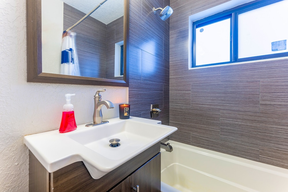 Magic City House Miami 3/2 Gated Parking/KING BED!