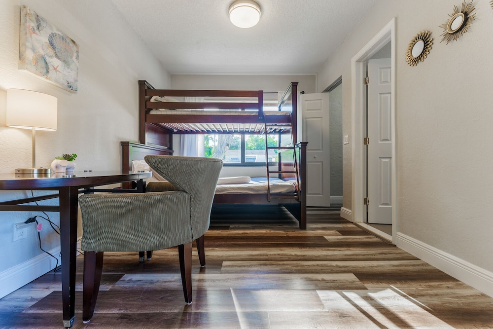 Magic City House Miami 3/2 Gated Parking/KING BED!