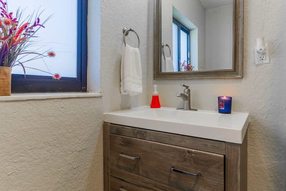 Magic City House Miami 3/2 Gated Parking/KING BED!