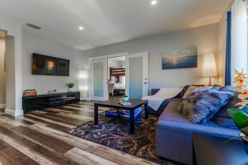 Magic City House Miami 3/2 Gated Parking/KING BED!