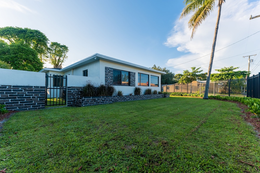 Magic City House Miami 3/2 Gated Parking/KING BED!