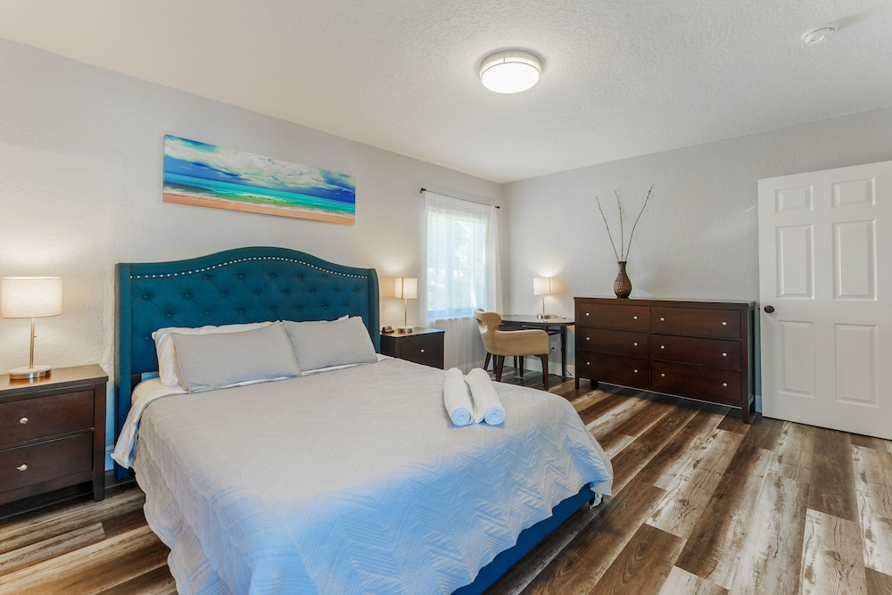 Magic City House Miami 3/2 Gated Parking/KING BED!