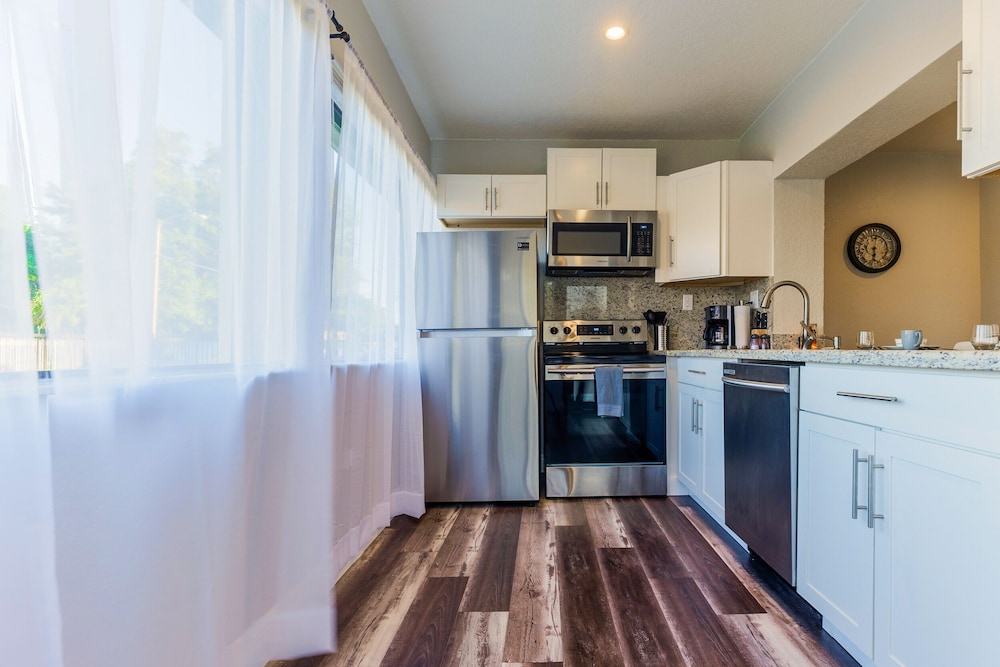 Magic City House Miami 3/2 Gated Parking/KING BED!