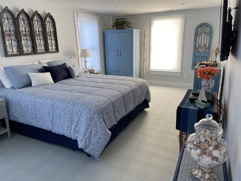 The Crows Nest. Sunsets at the Harbor. Enjoy bird’s eye view. Unique