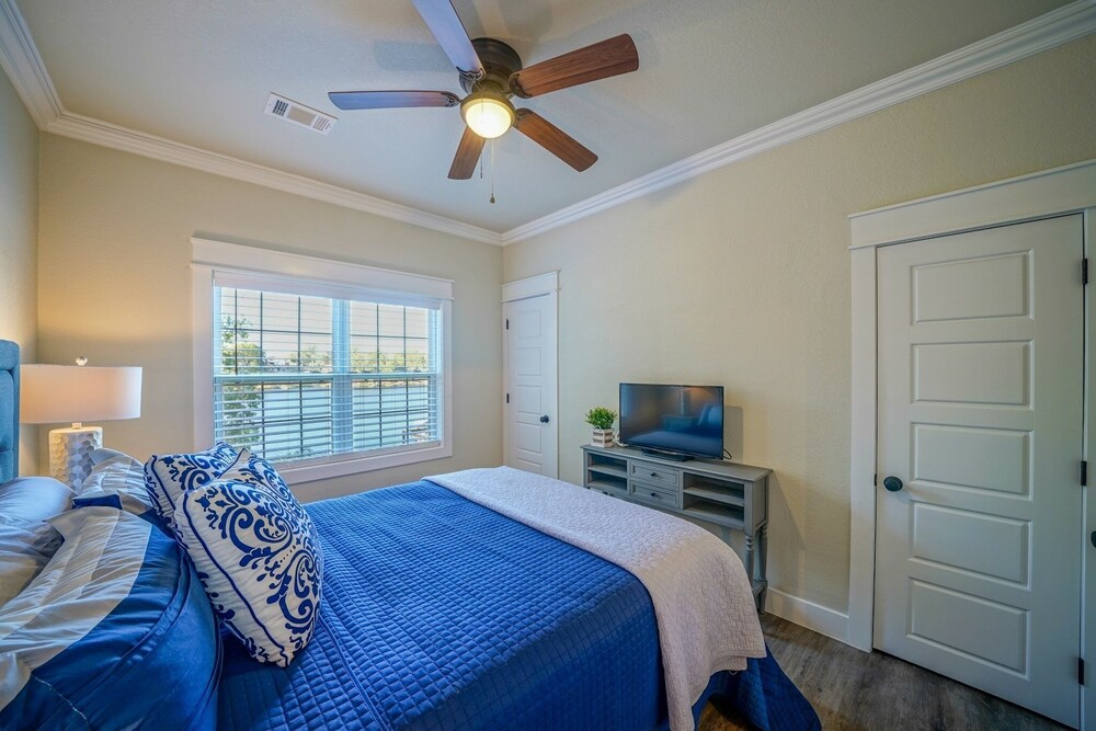 Fall Rates! Luxurious Lake Cottage! Perfect location, beautiful home