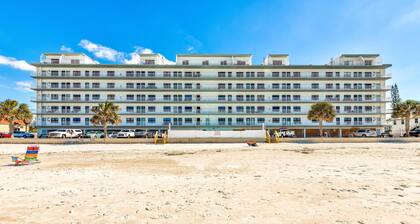 Sunset Chateau 412 Beachfront Condo / Awesome Views!