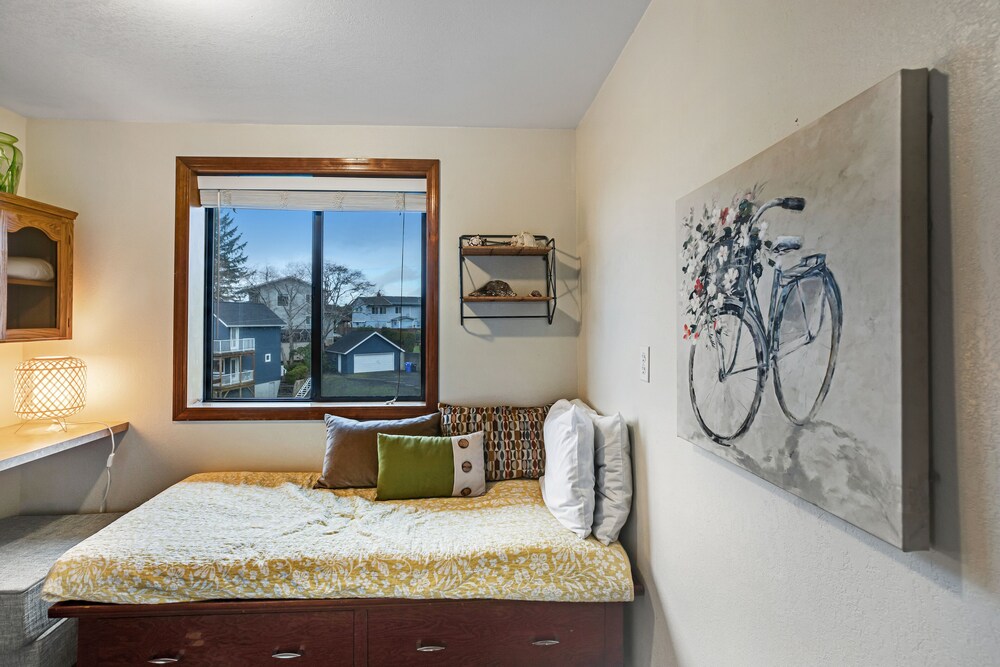 Oceanview home overlooking Netarts Bay with deck & hot tub Netarts