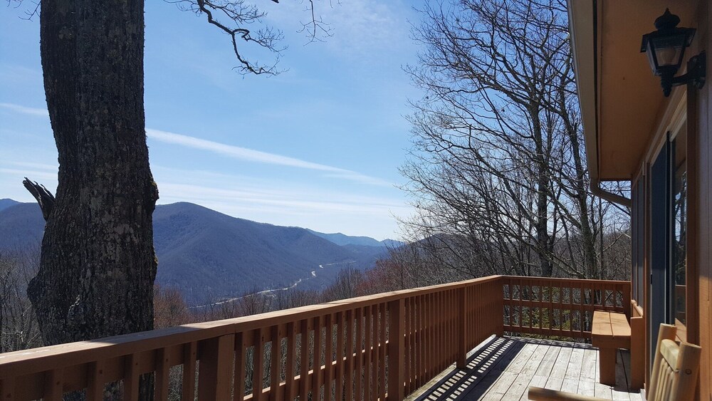 Skyview Cabin offers a breathtaking mountain view, hot tub, gill, 2 bedroom, 1 1/2 bath, sleeper ...