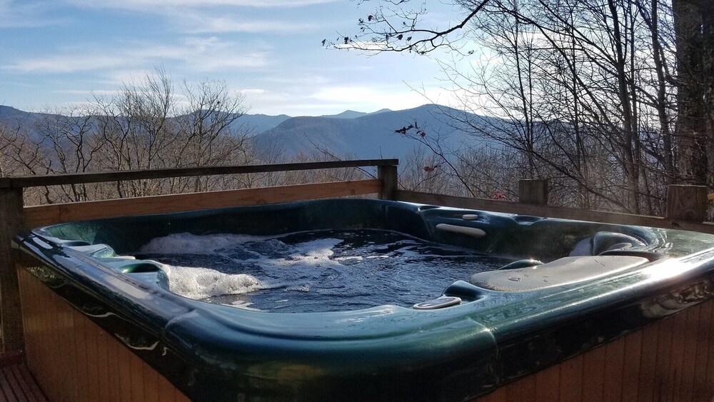 Skyview Cabin offers a breathtaking mountain view, hot tub, gill, 2 bedroom, 1 1/2 bath, sleeper ...