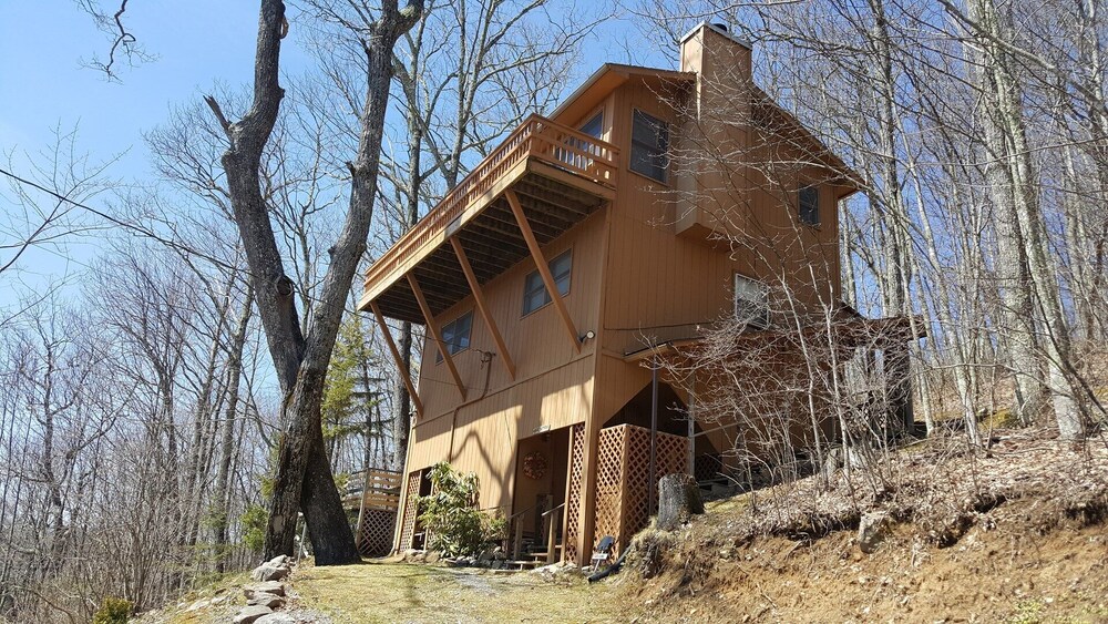 Skyview Cabin offers a breathtaking mountain view, hot tub, gill, 2 bedroom, 1 1/2 bath, sleeper ...