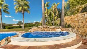 Outdoor spa bath