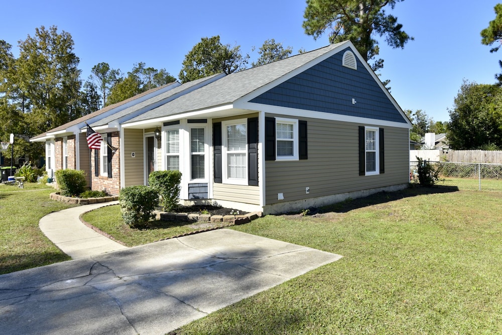 Near Camp LeJeune main gate, Sleeps 67, Jacksonville Room Prices