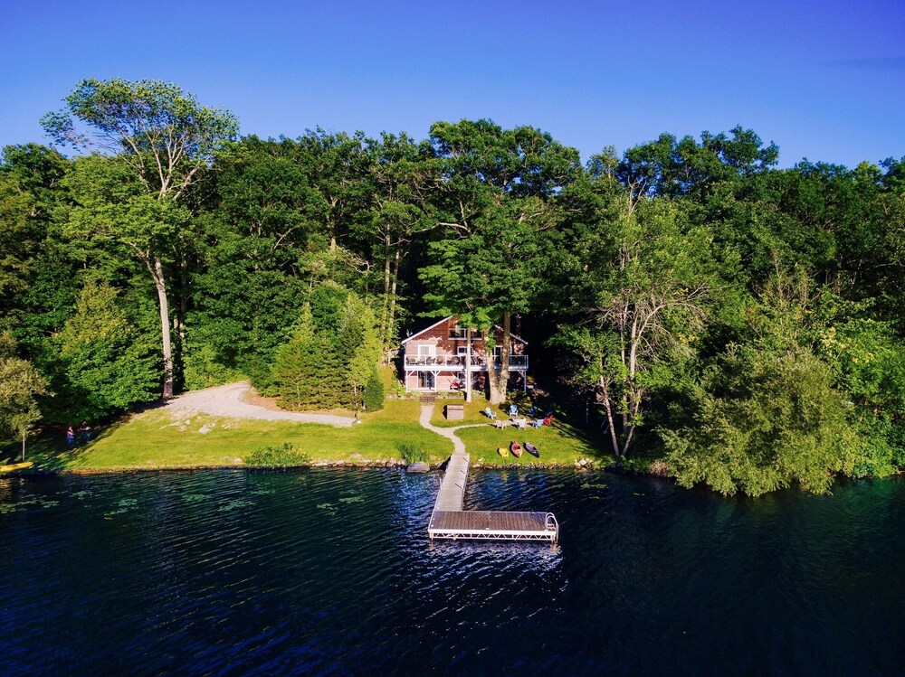 Cozy Lakehouse retreat in the Kawartha Lakes Region short drive from