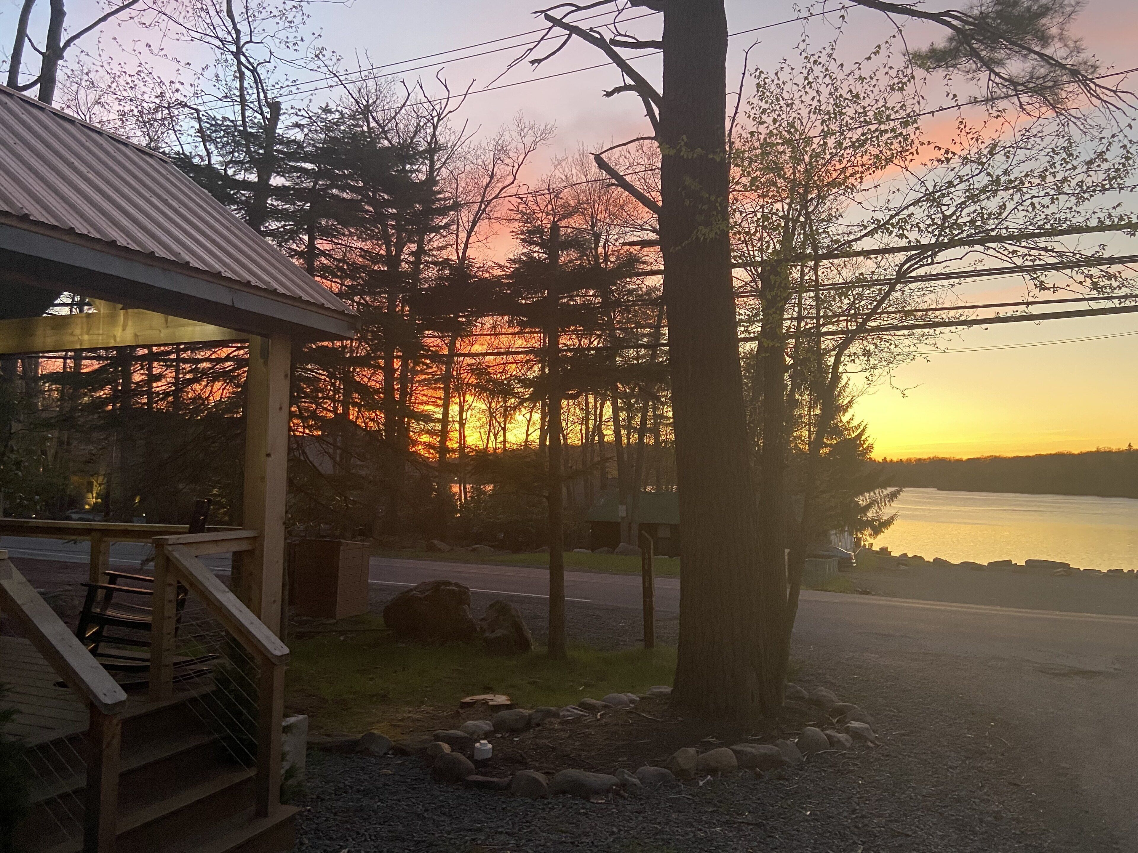 $99 Oct mid wk Specials @ The Copper Cabin! Work Remotely! Lake Views & Access! in Lake Harmony, United States
