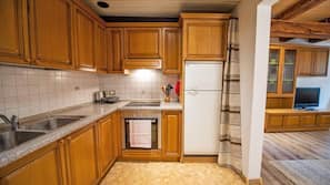 Full-size fridge, microwave, oven, stovetop