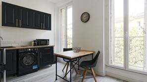 Kühlschrank, Mikrowelle, Ofen, Wasserkocher mit Kaffee-/Teezubehör