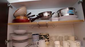 Réfrigérateur, micro-ondes, fourneau de cuisine