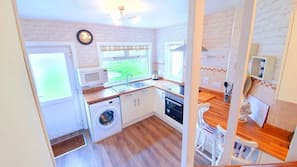 Full-sized fridge, microwave, oven, hob