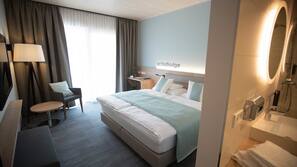 Schreibtisch, Verdunkelungsvorhänge, schallisolierte Zimmer