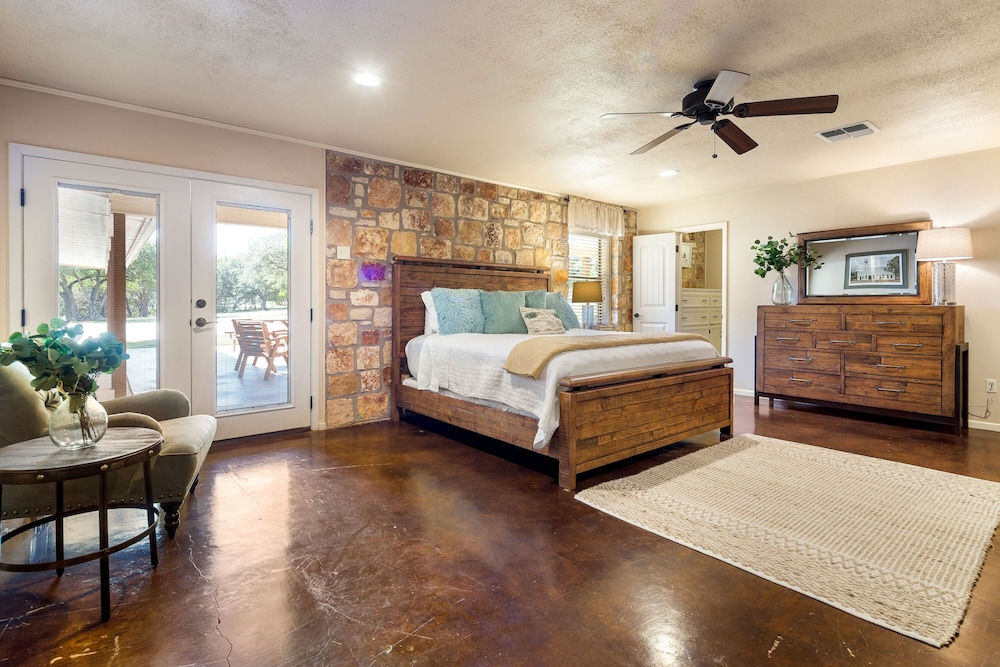 BEAUTIFUL GATED PRIVATE OASIS 5 MINUTES FROM GRUENE TX WITH A POOL