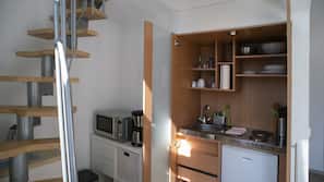 Kühlschrank, Mikrowelle, Herd, Wasserkocher mit Kaffee-/Teezubehör