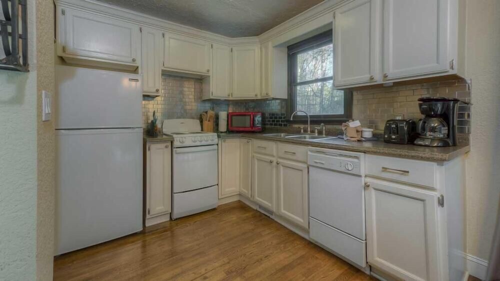 Riverbend Cottage Pet Friendly Riverfront Private Deck on the River Deals & Reviews