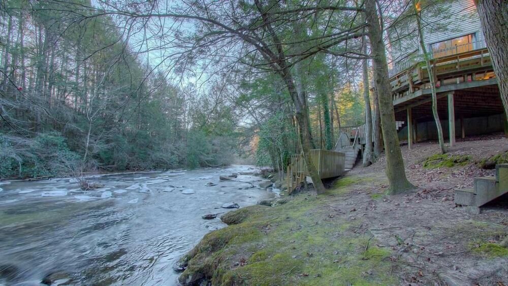 Riverbend Cottage Pet Friendly Riverfront Private Deck on the River Deals & Reviews