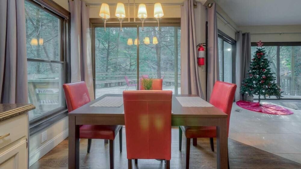 Riverbend Cottage Pet Friendly Riverfront Private Deck on the River Deals & Reviews