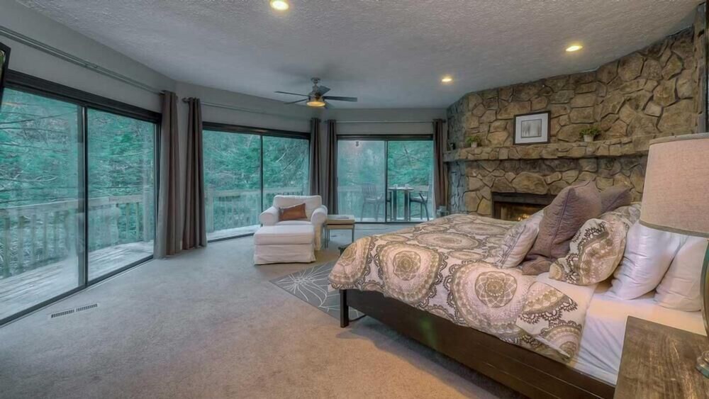 Riverbend Cottage Pet Friendly Riverfront Private Deck on the River Deals & Reviews