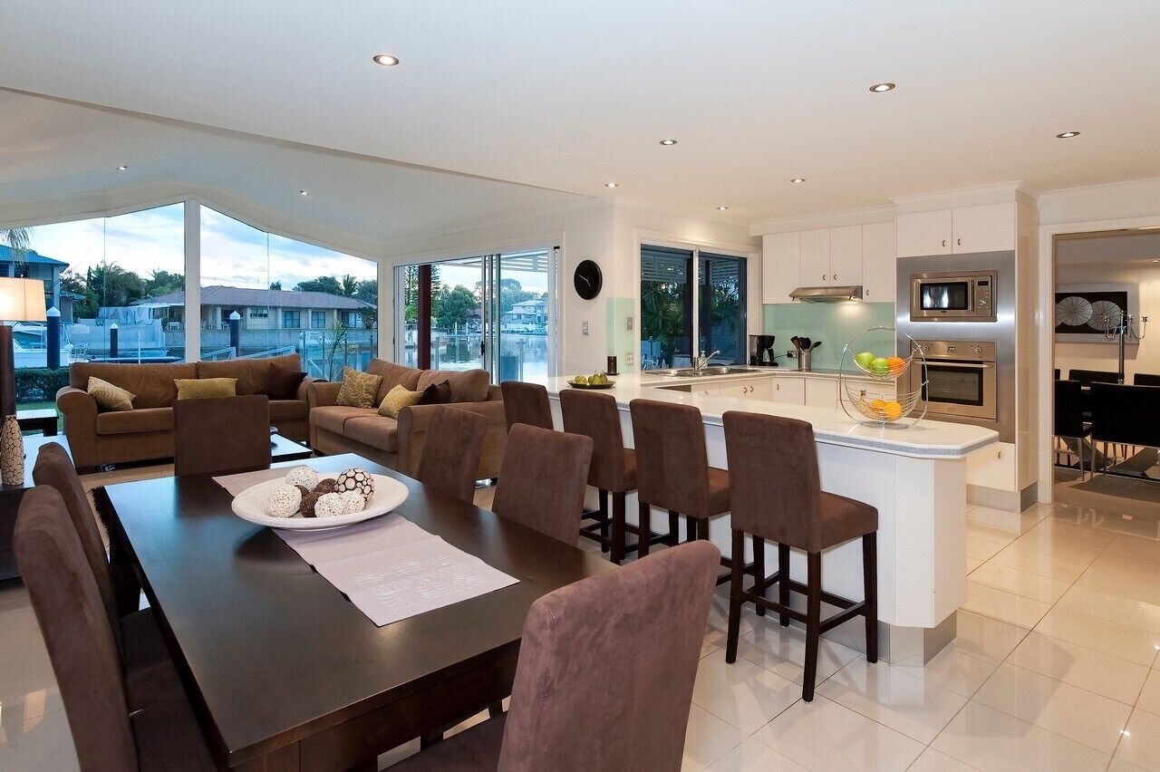 Mulloka Villa. Sunshine Coast - Absolute Waterfront. Private Infinity Pool