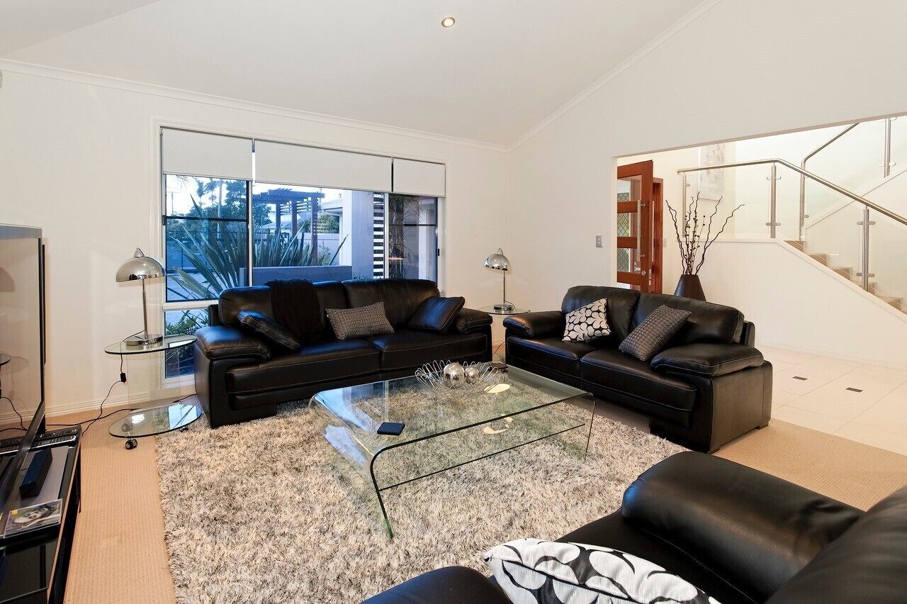 Mulloka Villa. Sunshine Coast - Absolute Waterfront. Private Infinity Pool