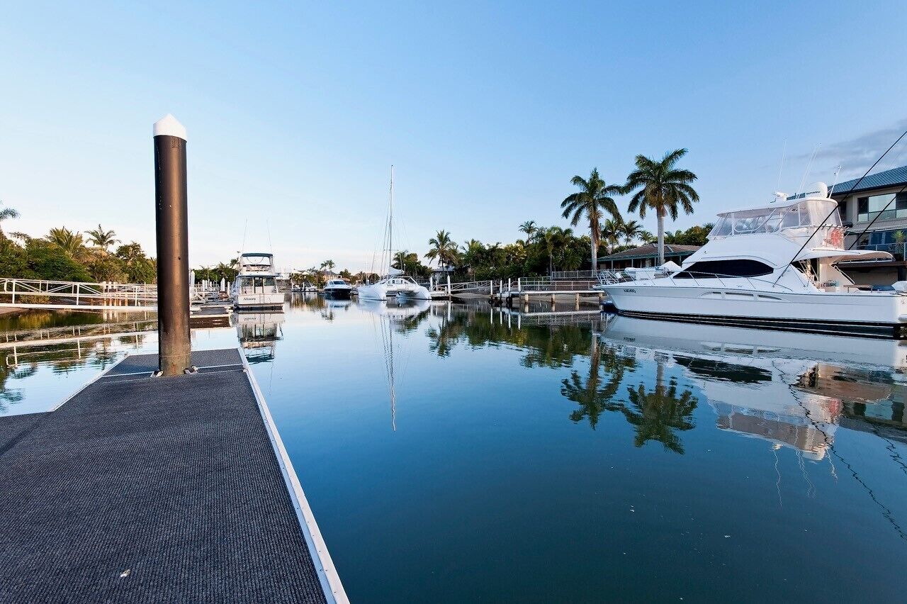 Mulloka Villa. Sunshine Coast - Absolute Waterfront. Private Infinity Pool