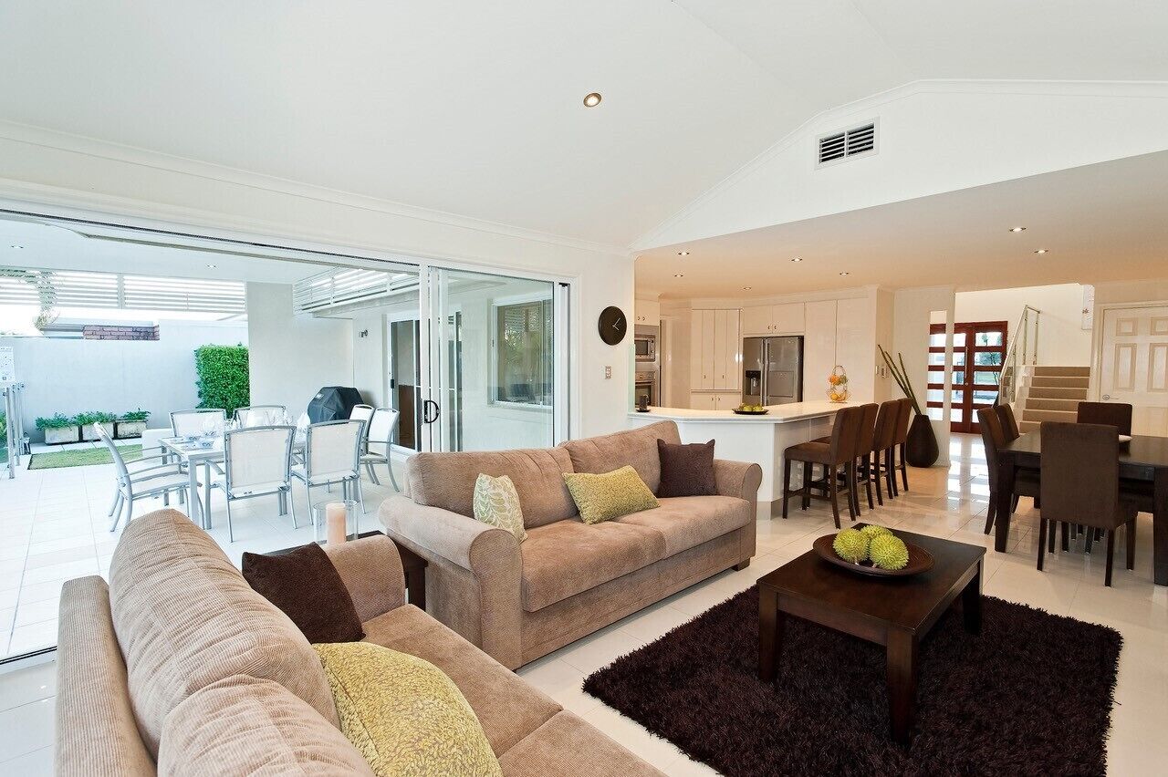 Mulloka Villa. Sunshine Coast - Absolute Waterfront. Private Infinity Pool