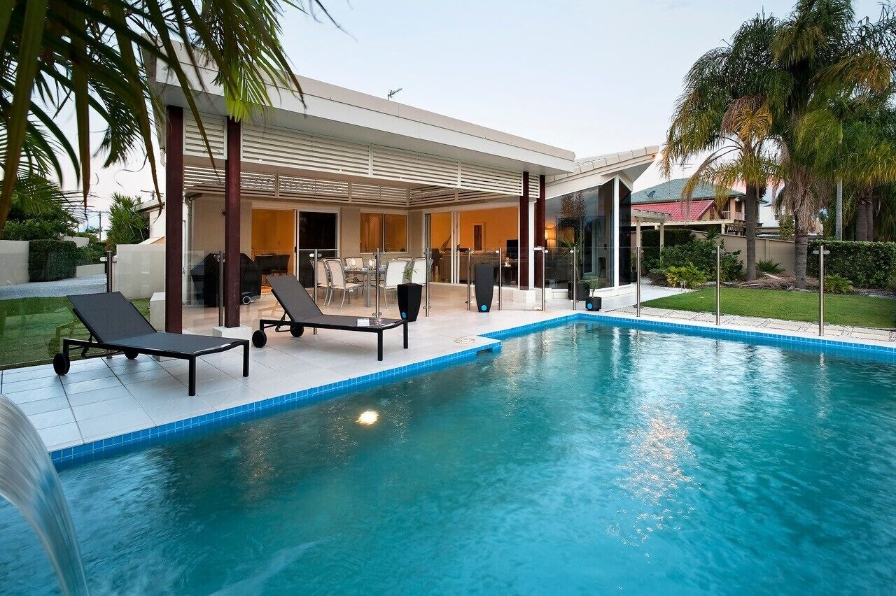 Mulloka Villa. Sunshine Coast - Absolute Waterfront. Private Infinity Pool