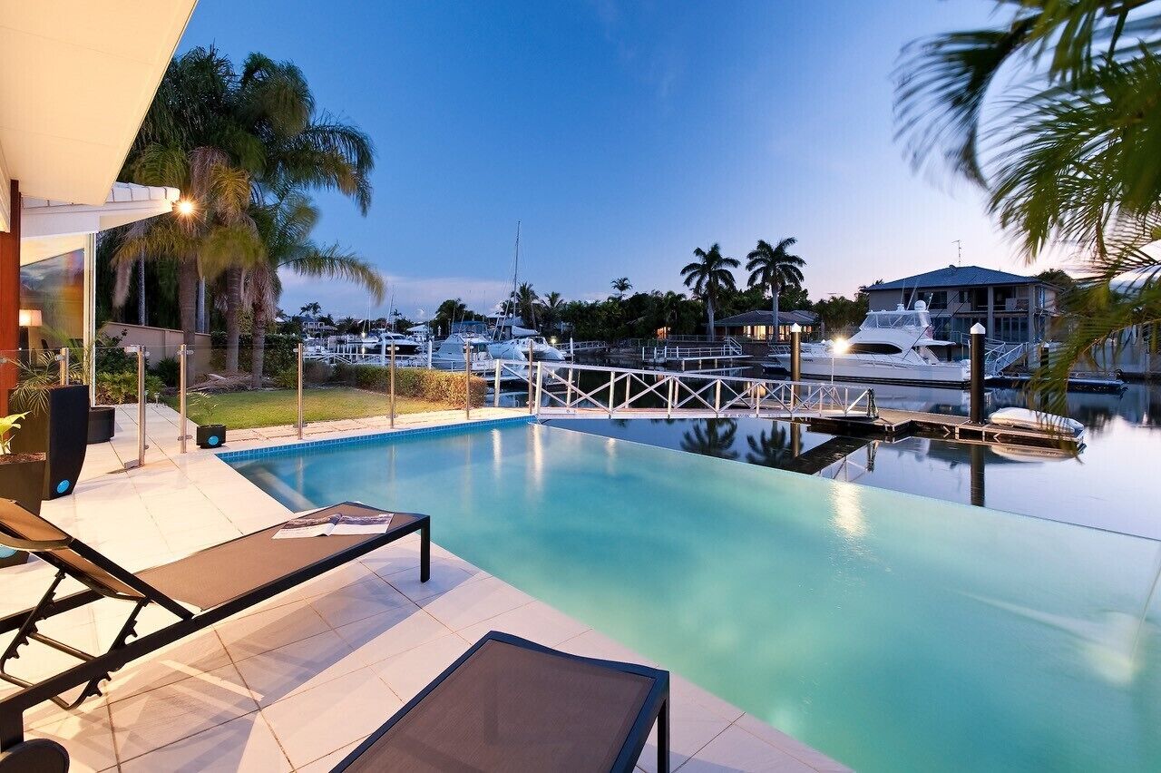 Mulloka Villa. Sunshine Coast - Absolute Waterfront. Private Infinity Pool