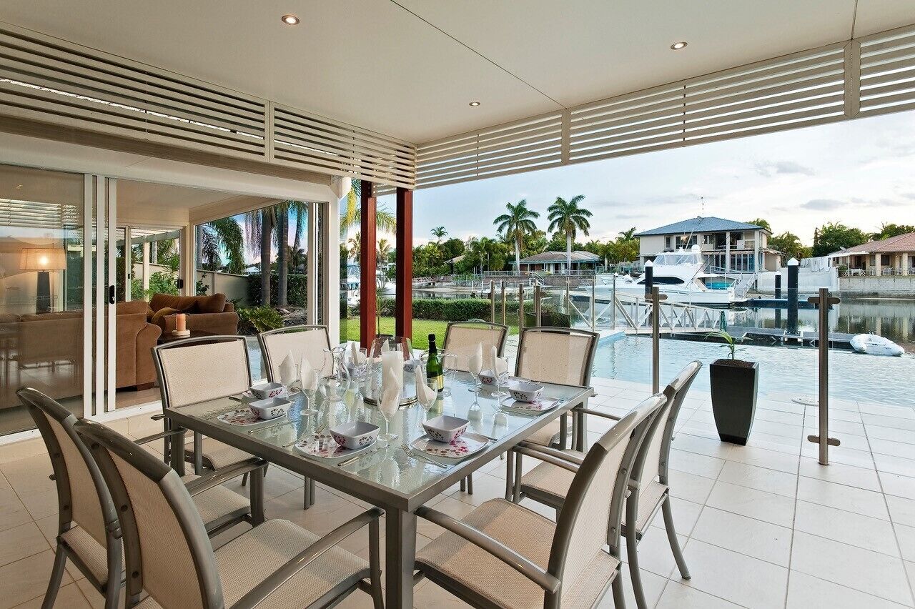 Mulloka Villa. Sunshine Coast - Absolute Waterfront. Private Infinity Pool