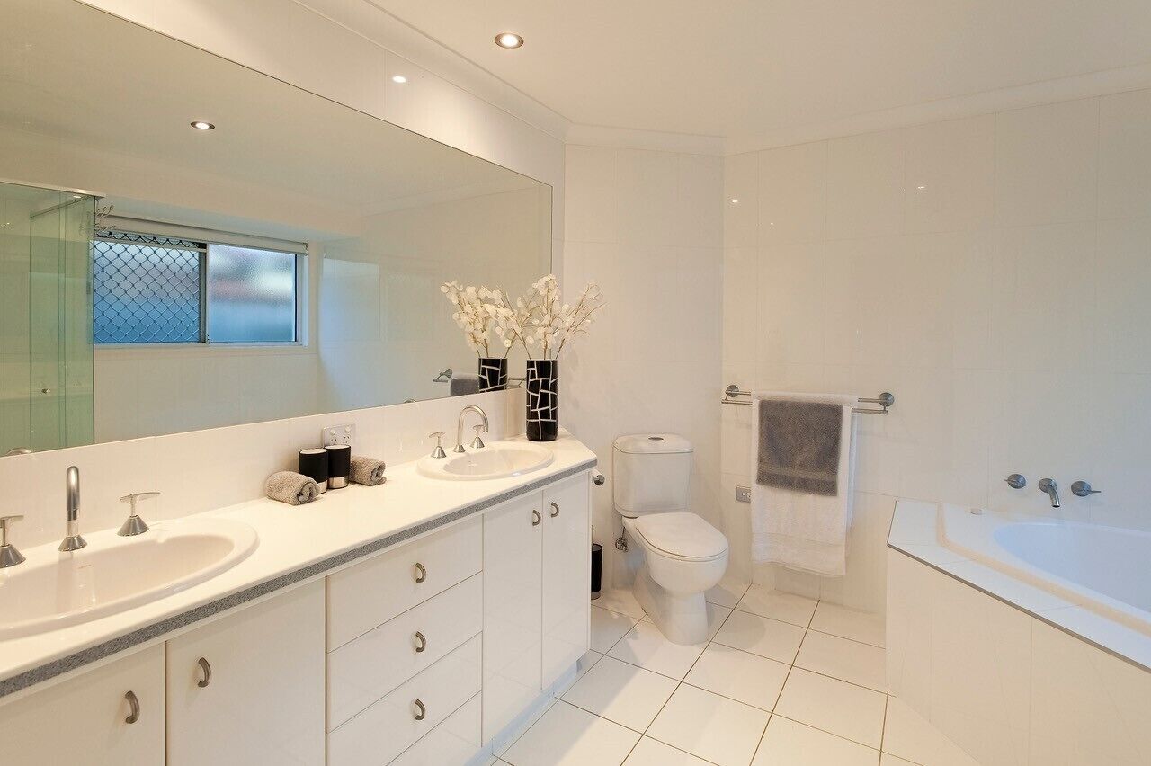 Mulloka Villa. Sunshine Coast - Absolute Waterfront. Private Infinity Pool