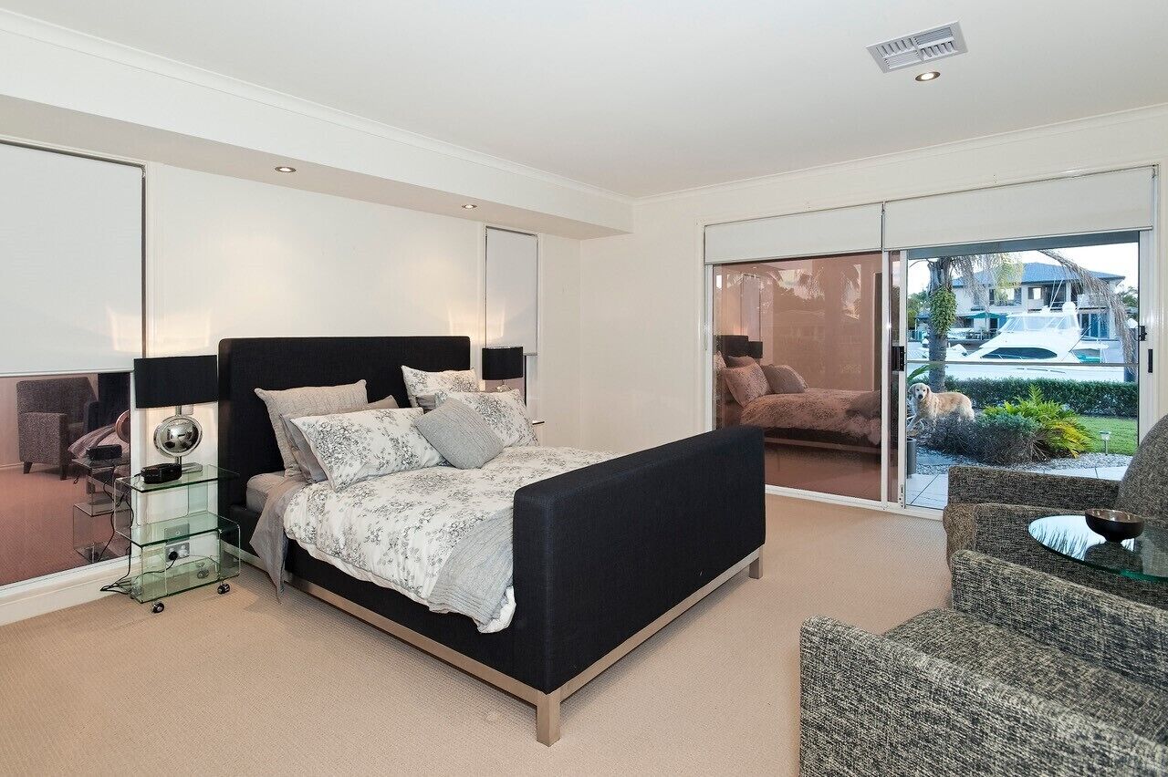 Mulloka Villa. Sunshine Coast - Absolute Waterfront. Private Infinity Pool