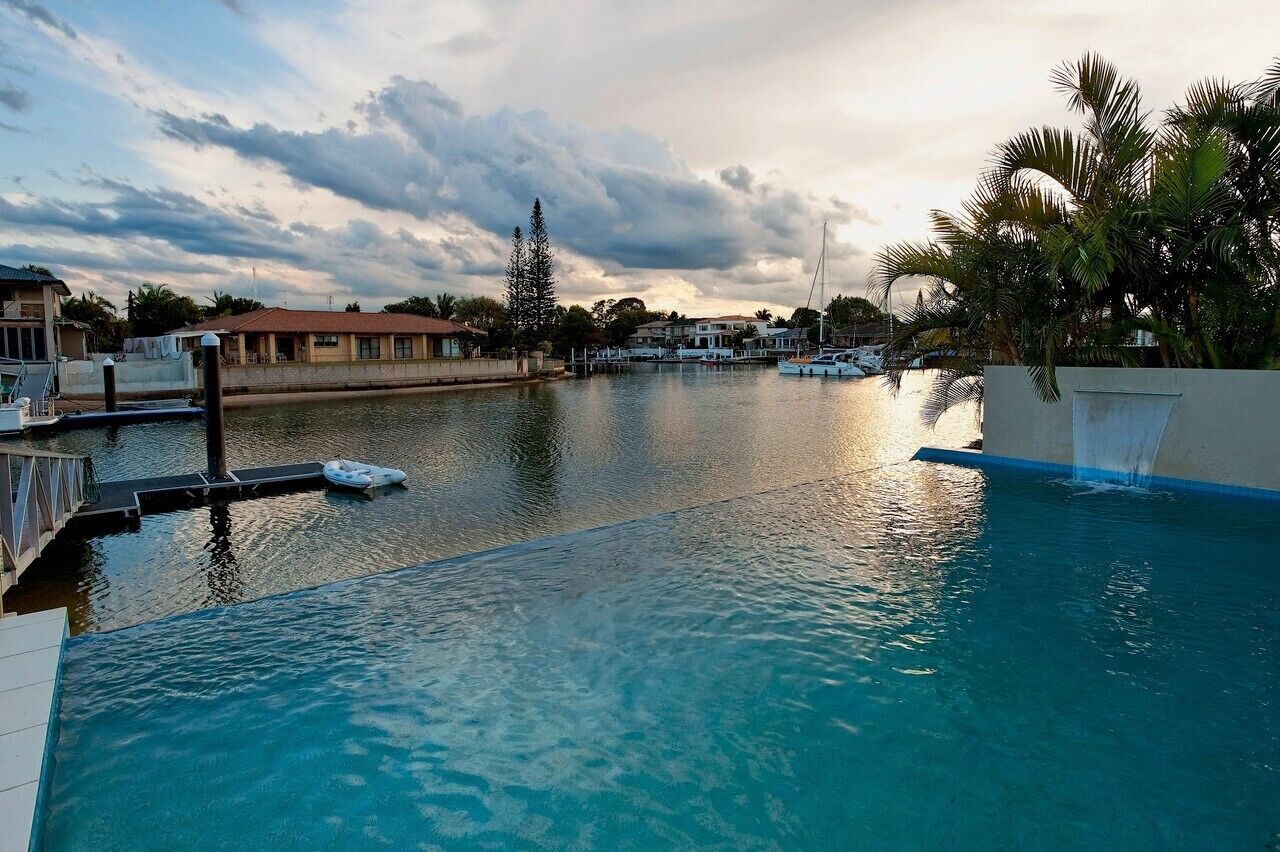 Mulloka Villa. Sunshine Coast - Absolute Waterfront. Private Infinity Pool