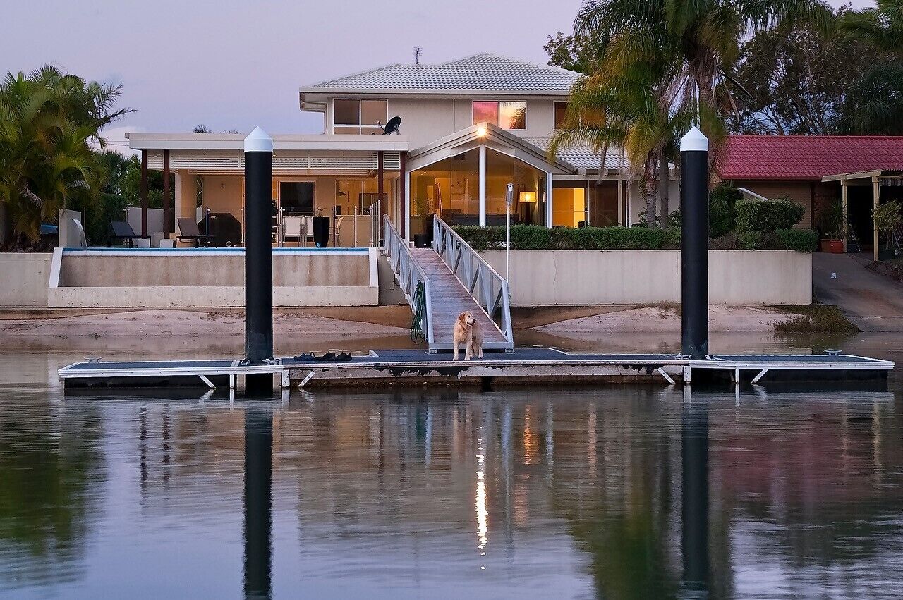 Mulloka Villa. Sunshine Coast - Absolute Waterfront. Private Infinity Pool