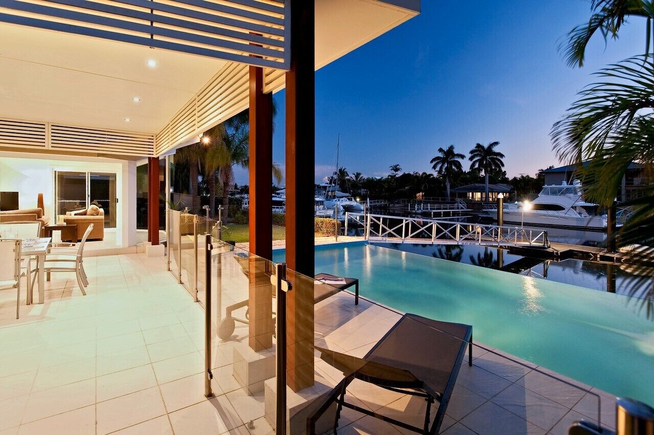 Mulloka Villa. Sunshine Coast - Absolute Waterfront. Private Infinity Pool
