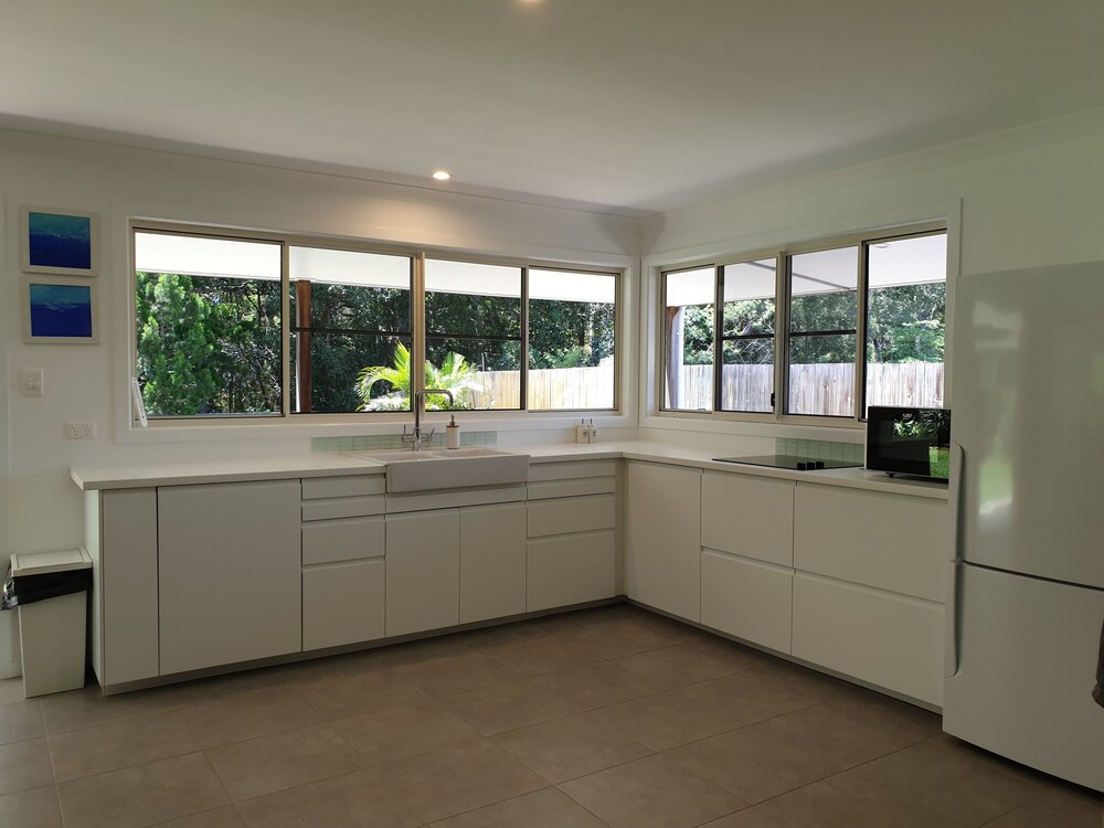 Beachfront pet and wheelchair friendly house Deals & Reviews (Toogoom