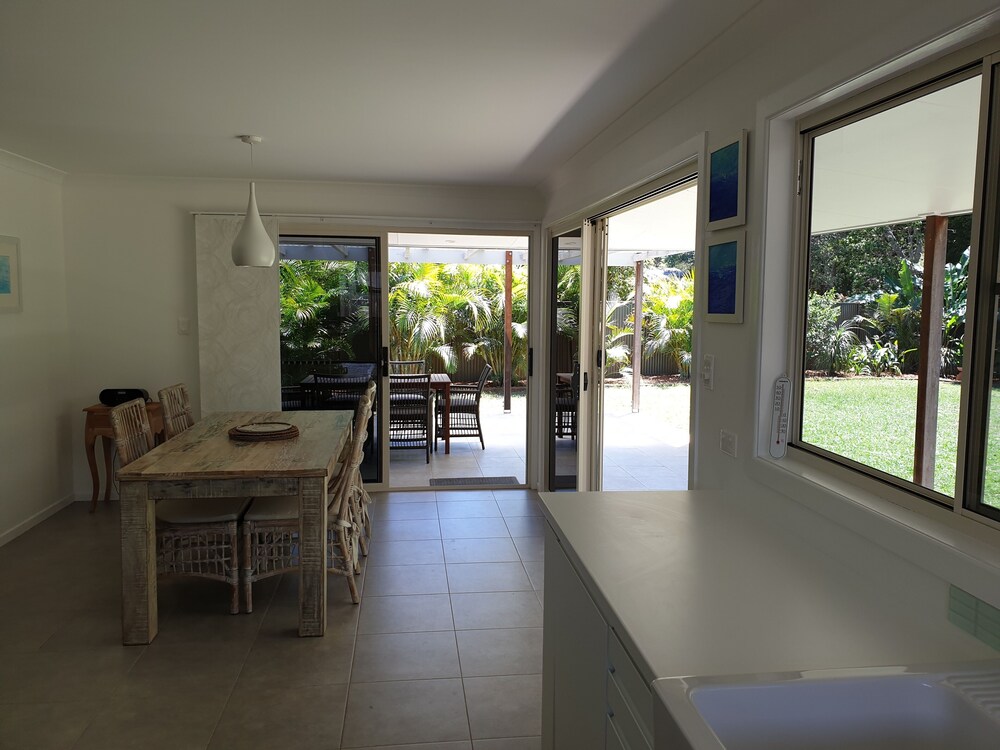 Beachfront pet and wheelchair friendly house Deals & Reviews (Toogoom